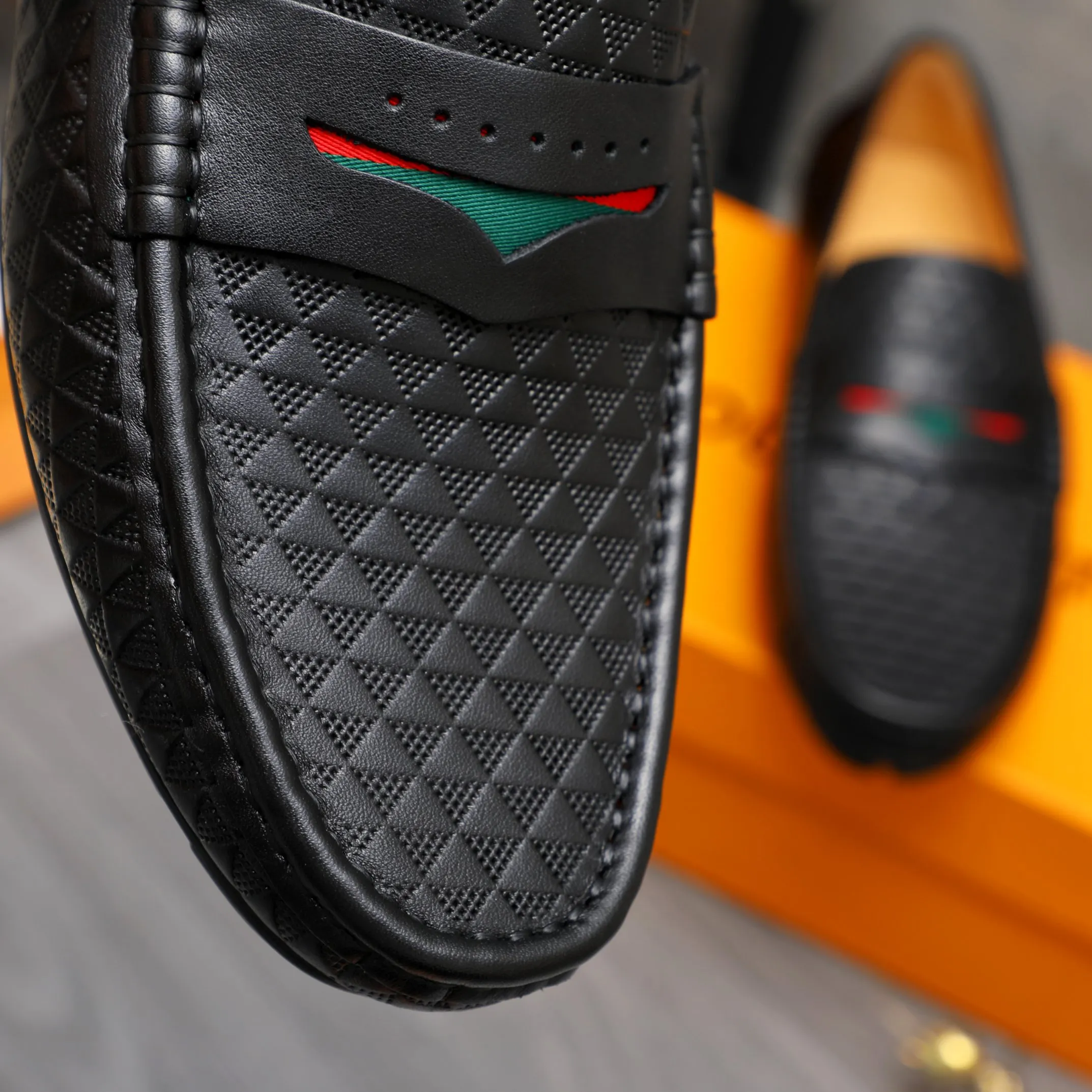 Men's shoes 💰360 Product trademark: LV "Louis Vuitton" casual slip-on men's shoes Regular size: 38-45 Product material: Selected embossed cowhide upper, pigskin lining, rubber outsole